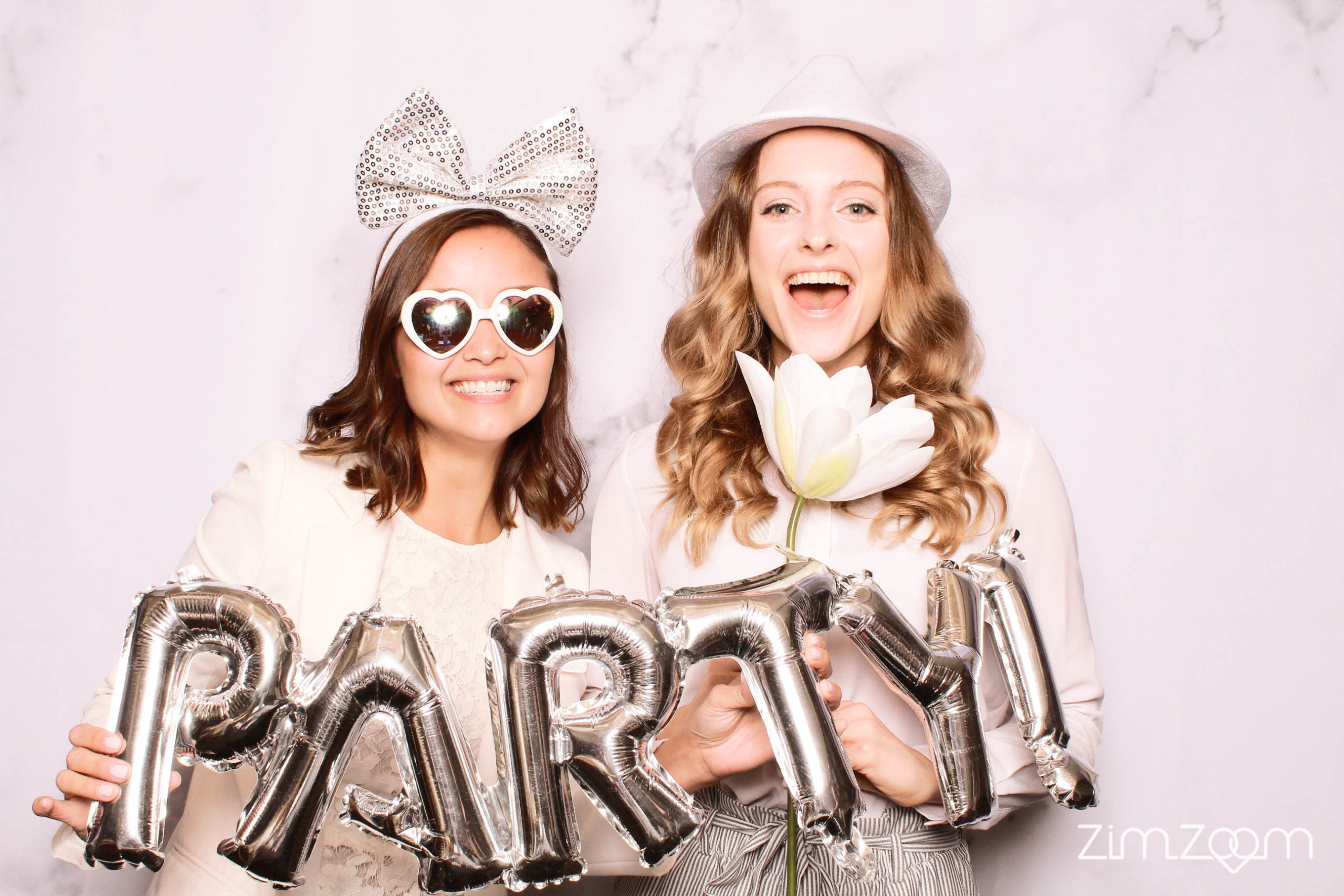 7 nye party decoration ideas girls holding party sign