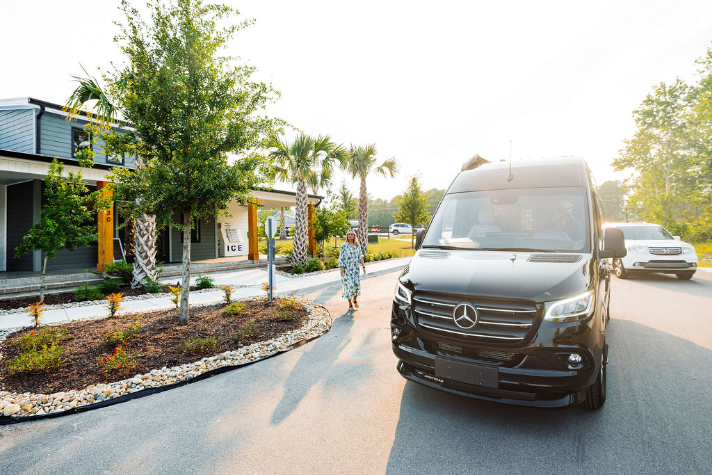 evolve-blog-oceans-rv-resort-van-clubhouse-amenities van pulling up to oceans rv resort clubhouse and amenities